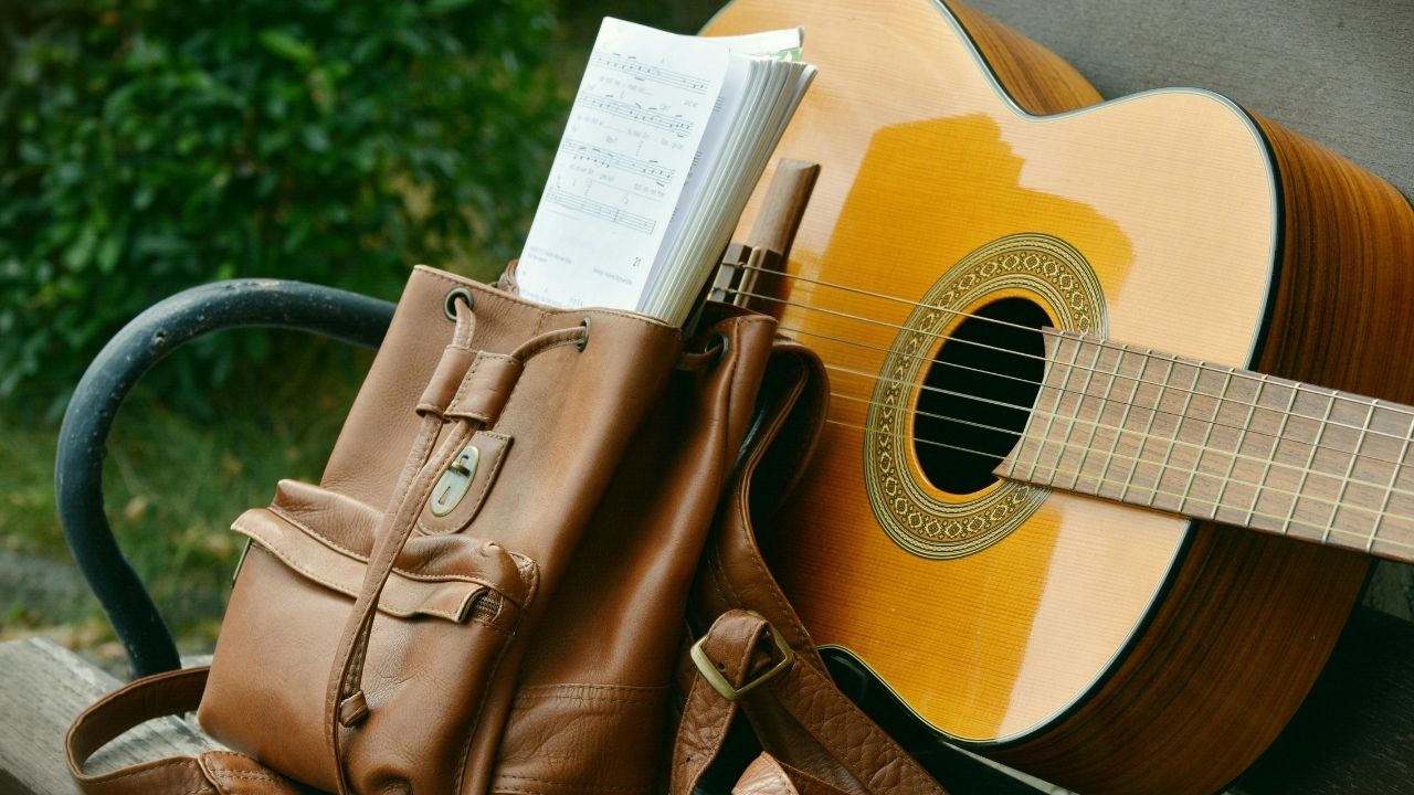 Gitar Nasıl Tutulur ? En Doğru Kullanım Şekli Nasıldır?