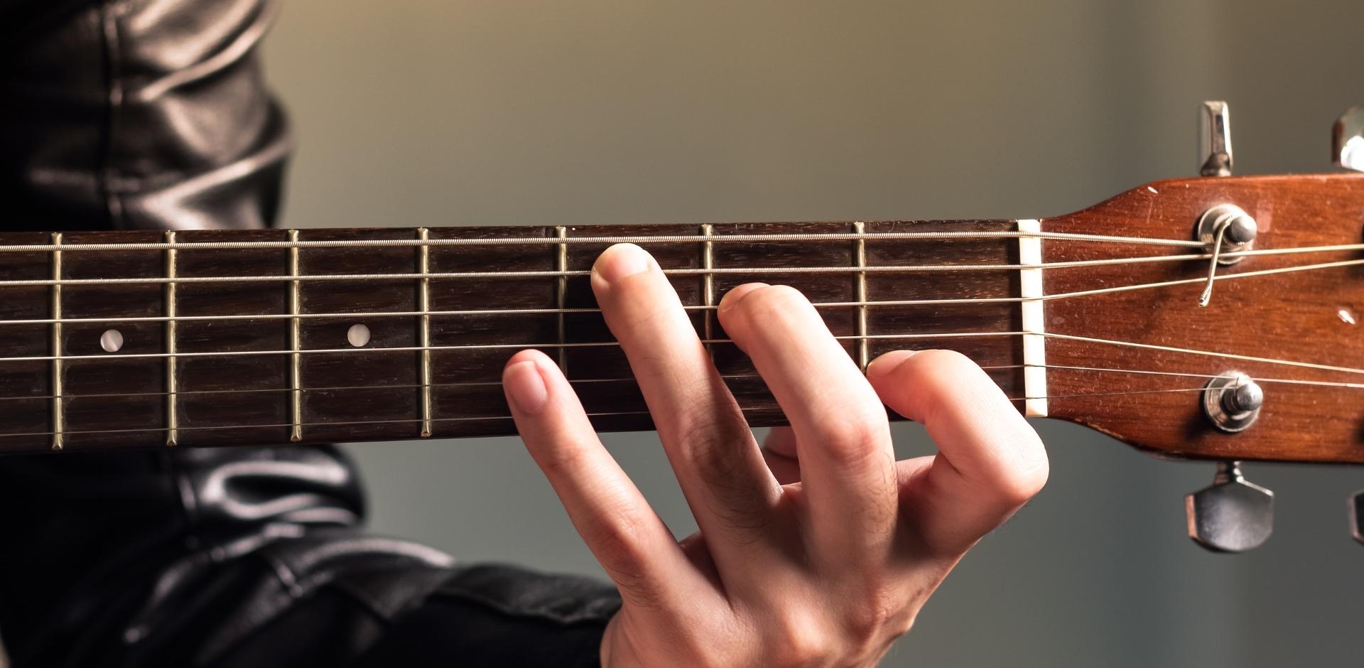 Solaklar için Gitar Rehberi