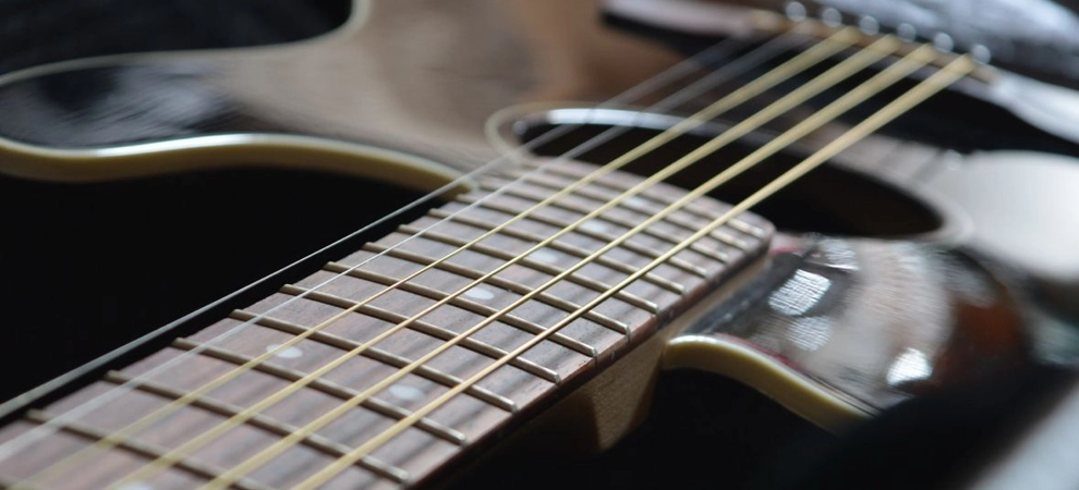 Akustik Gitar İle Elektro Akustik Gitar Arasındaki Fark Nedir?