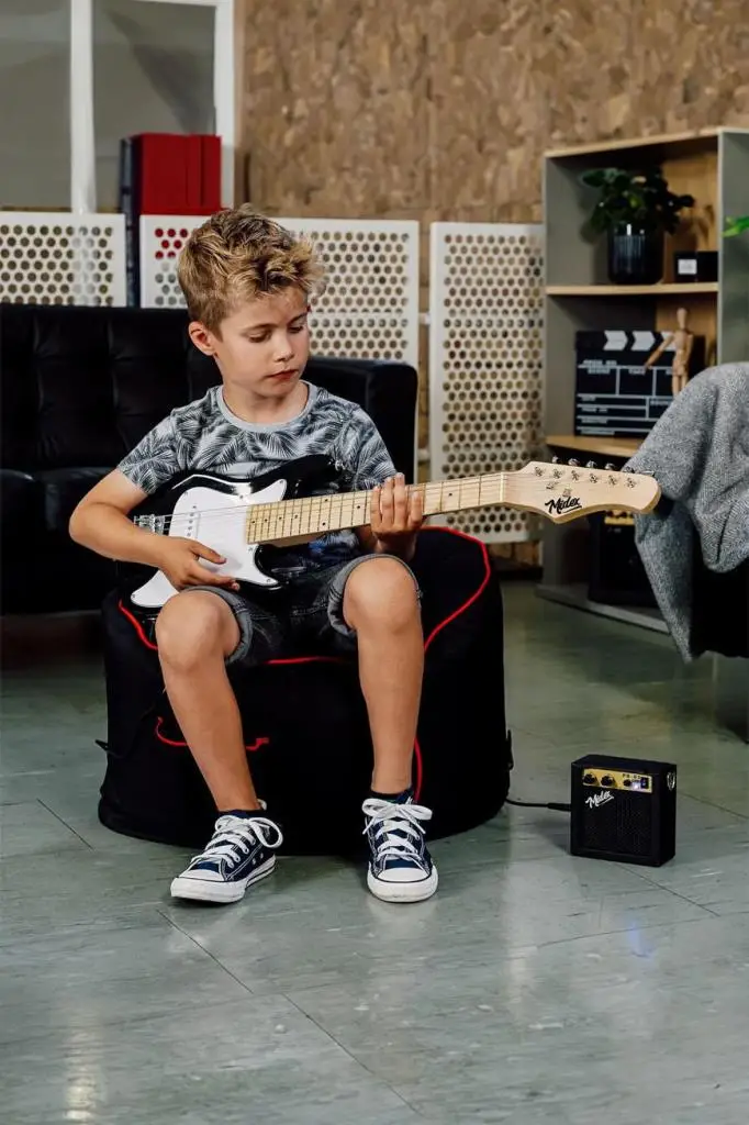 Midex CEG-30WB 4-6 Yaş Çocuklar İçin Amfili Full 1/4 30 İnç Elektro Gitar Seti White Black