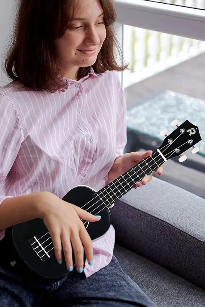 Rennes UR-21BK Siyah Soprano Ukulele (Çanta Askı Pena Metod)